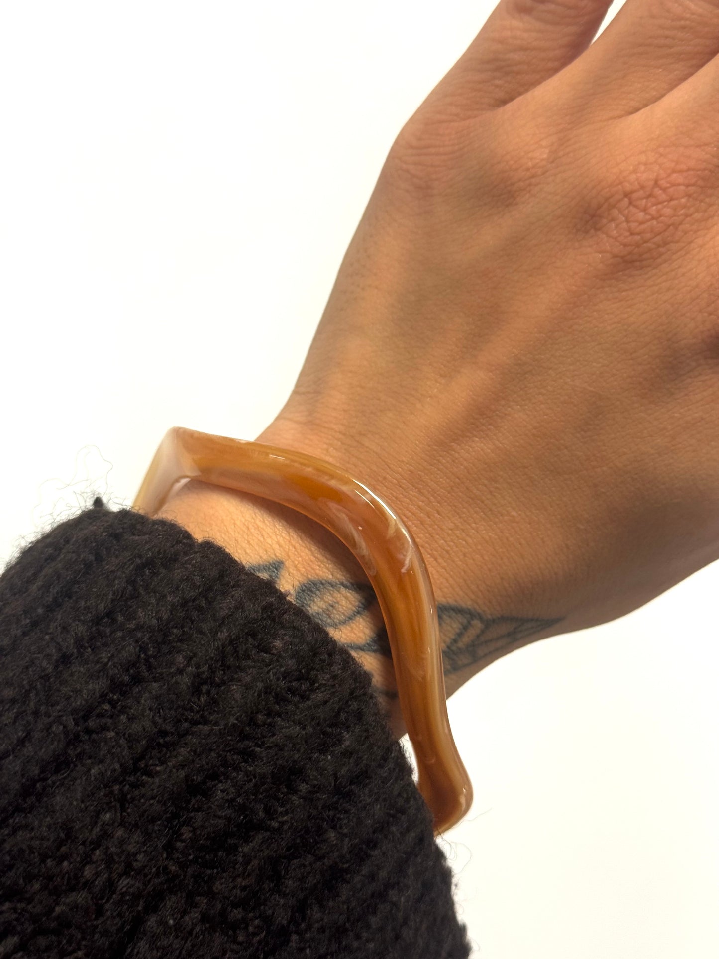 WAVY BANGLE AMBER
