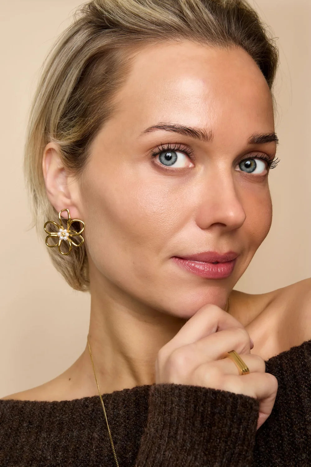big flower earstuds gold