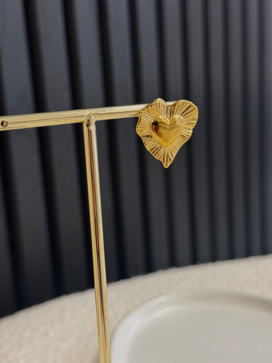 RIBBED LOVE EARSTUDS GOLD