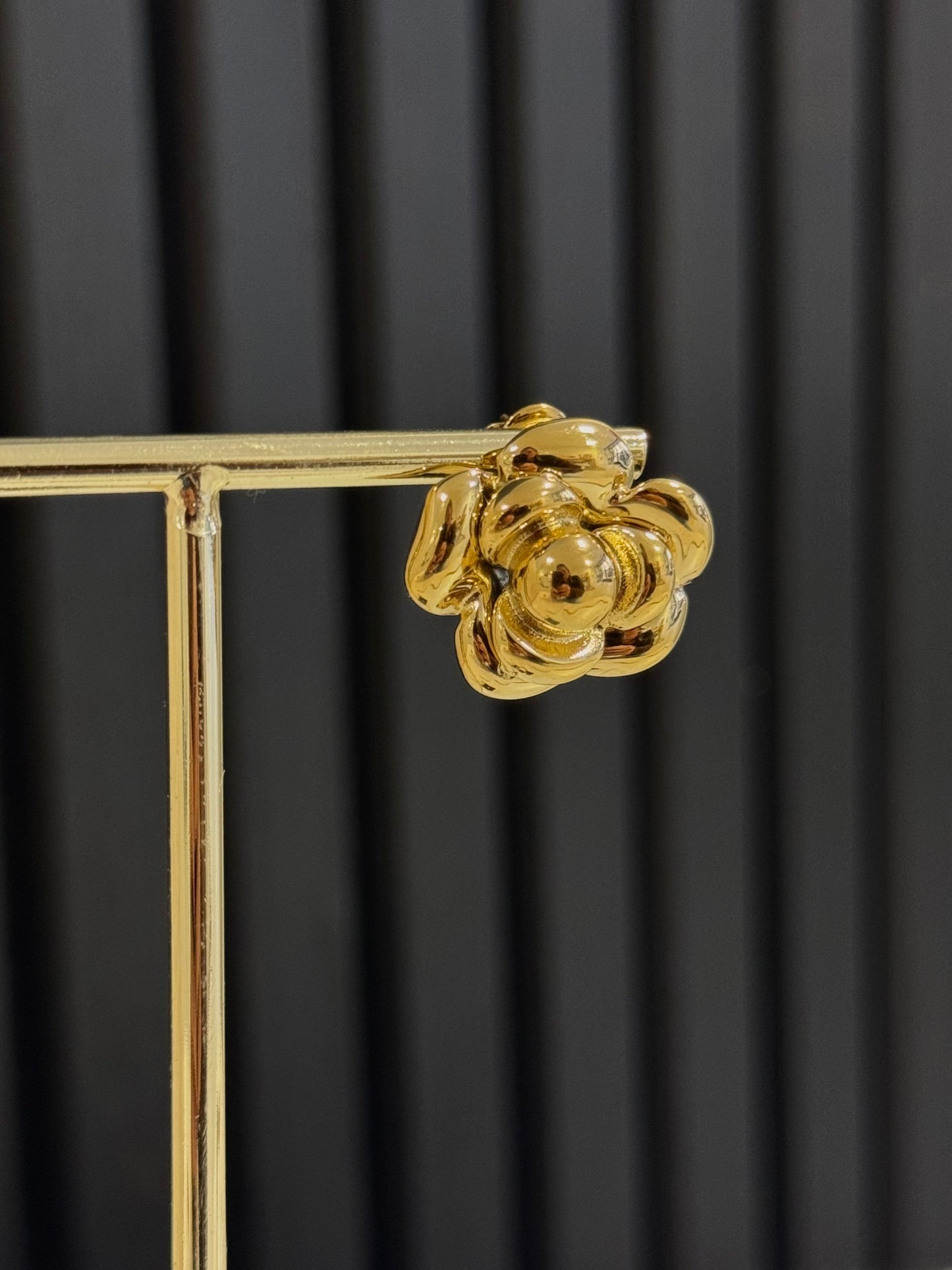 BUBBLY FLOWER EARSTUDS GOLD