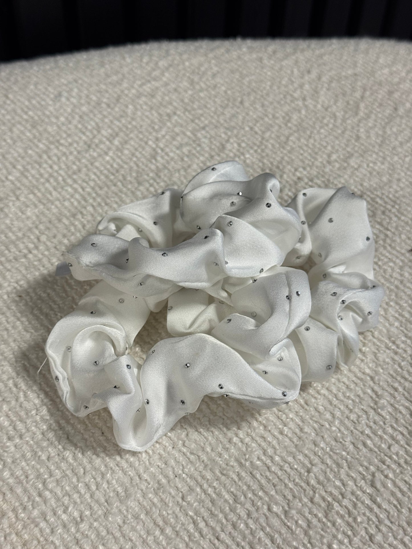 KM090 SCRUNCHIE STRASS WHITE