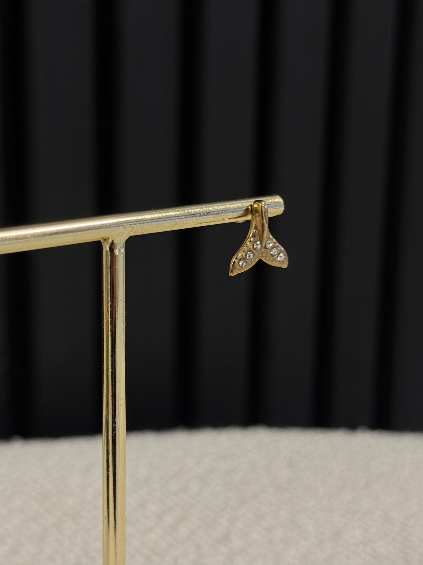 DIAMOND WHALE STUDS GOLD