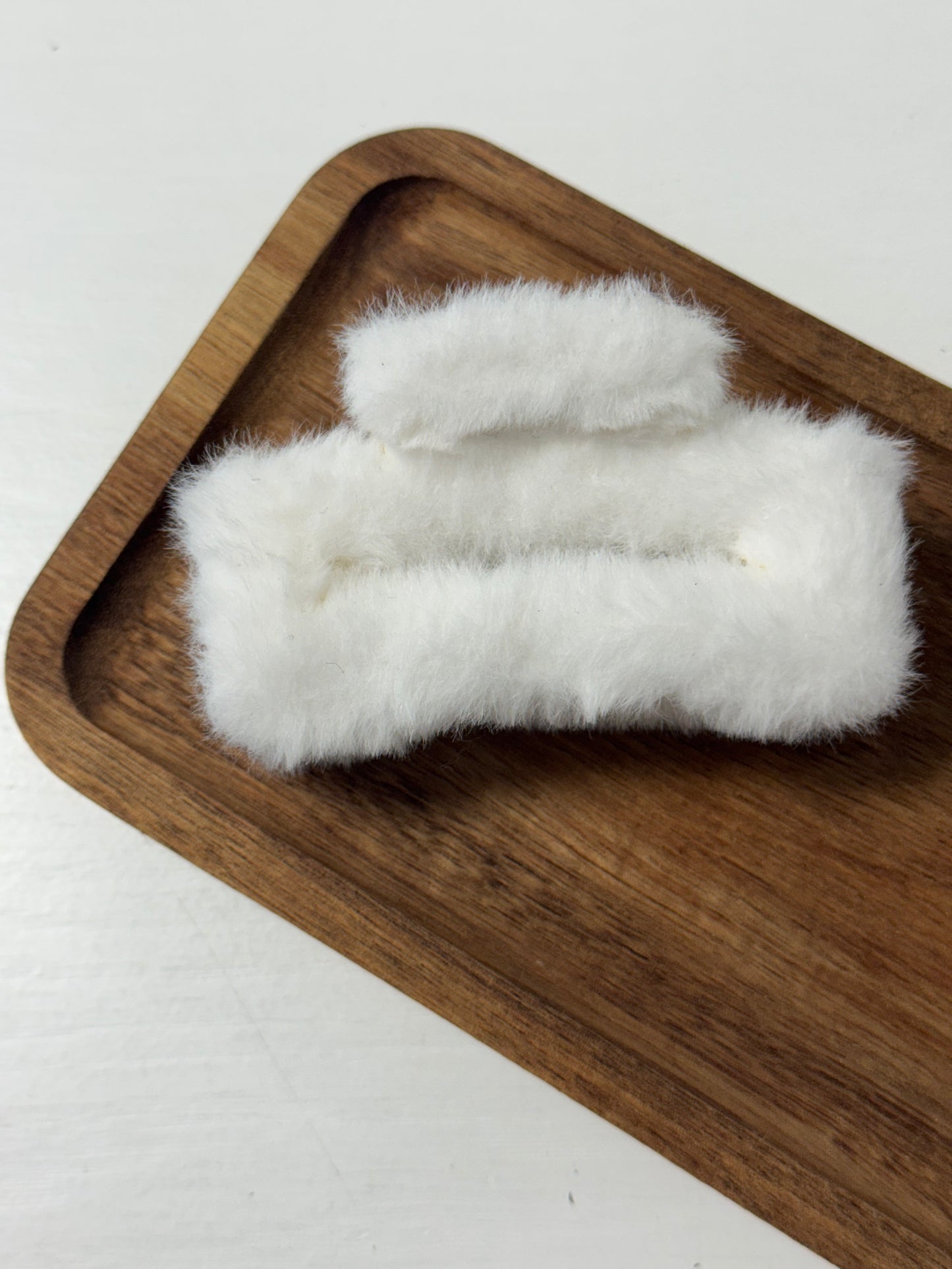 RECTANGLE FLUFFY HAIRCLIP WHITE