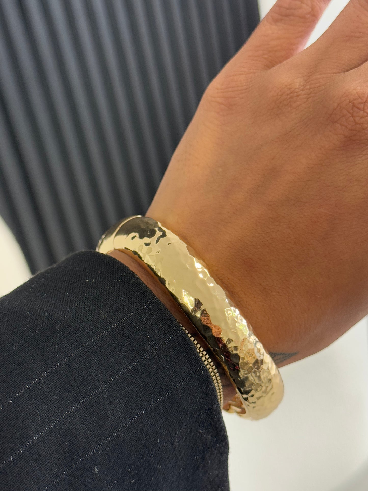 BIG STRUCTURED BANGLE GOLD