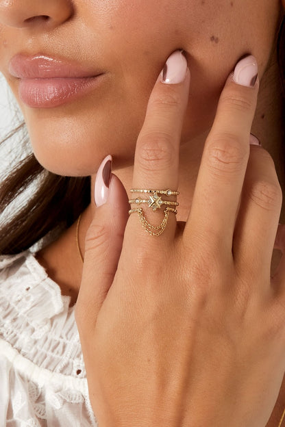 Ring With Star & Stone Gold