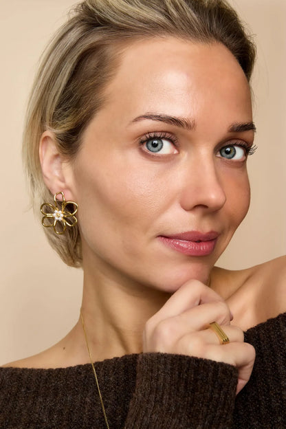 big flower earstuds gold