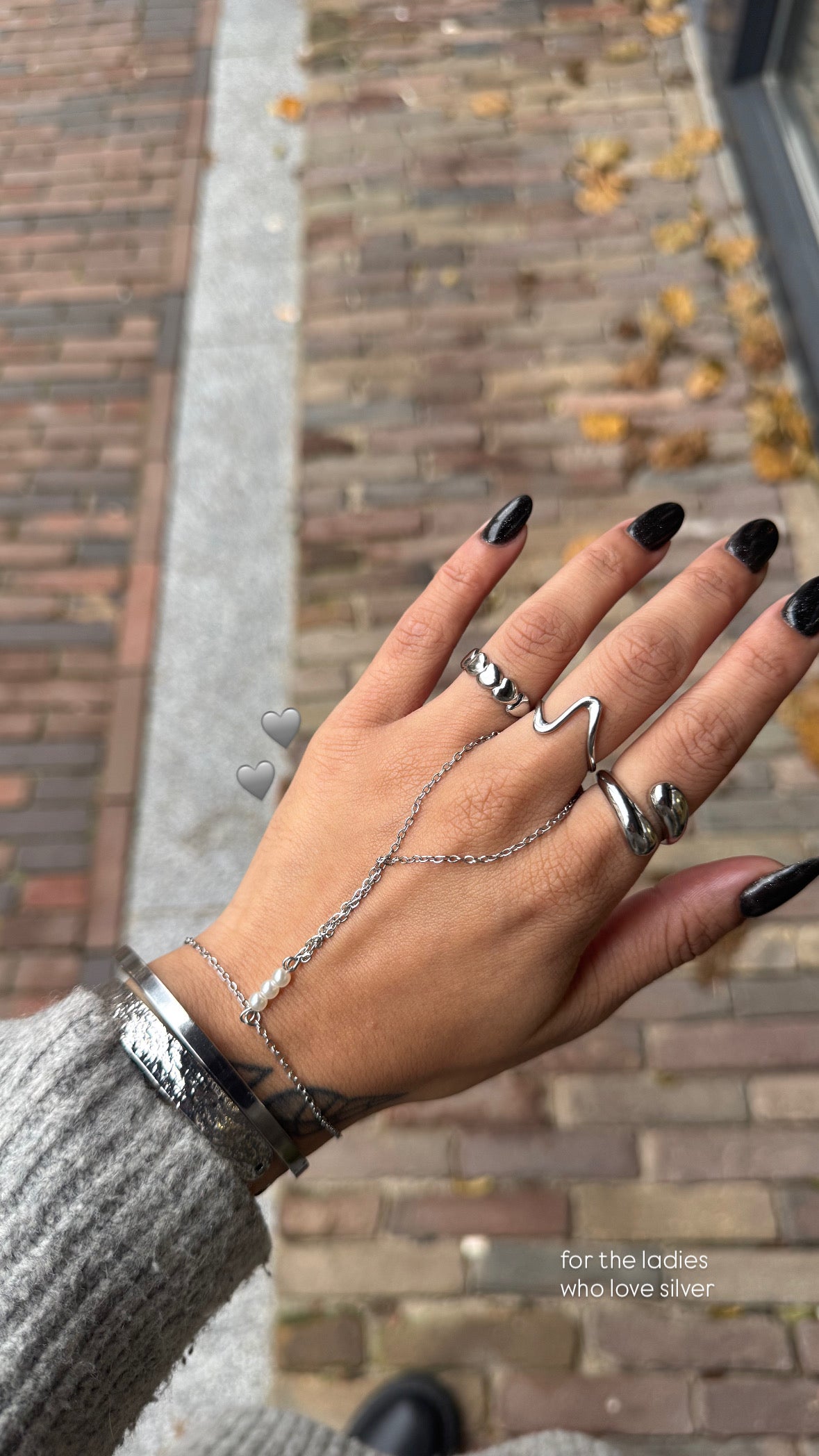 chique hand chain silver