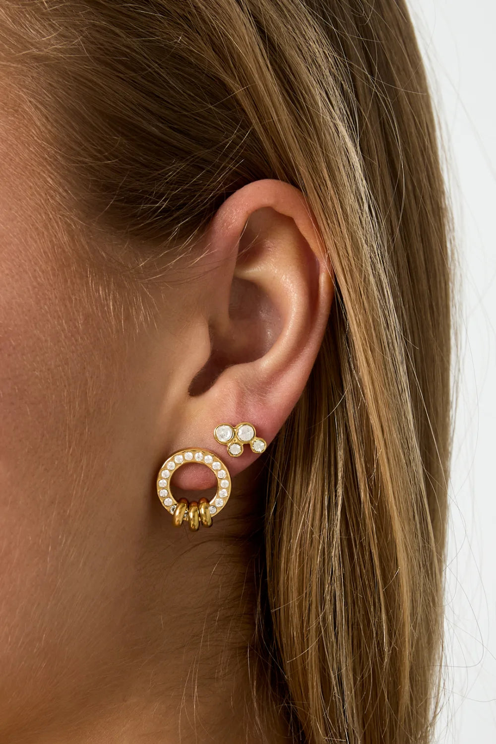 round diamond earstuds gold