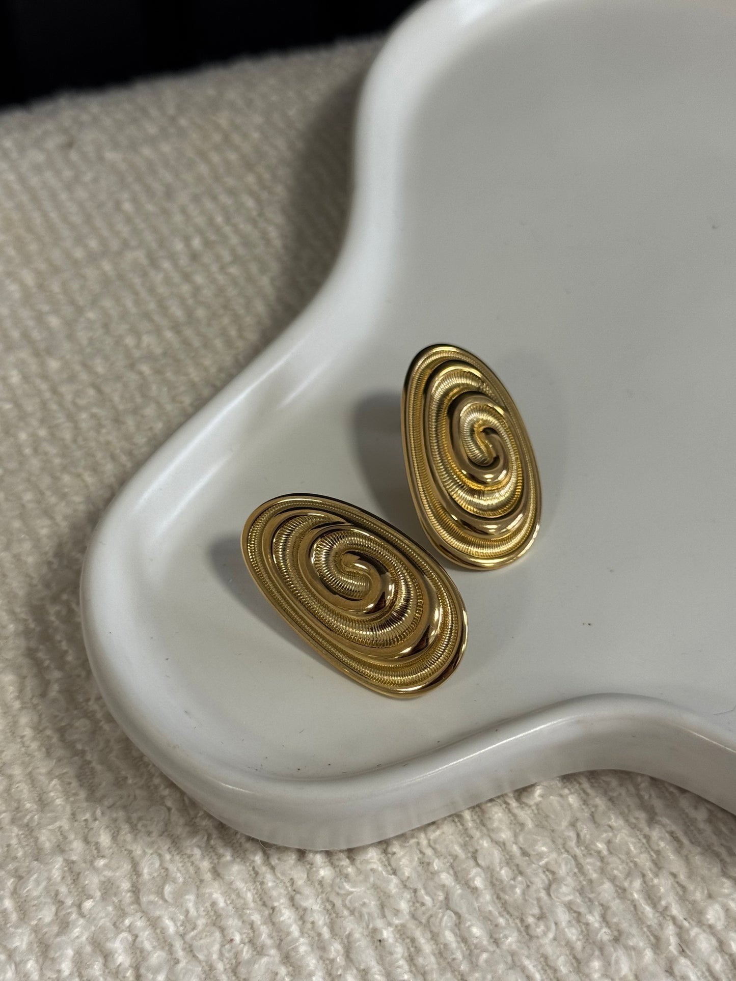 SWIRL EARSTUDS GOLD