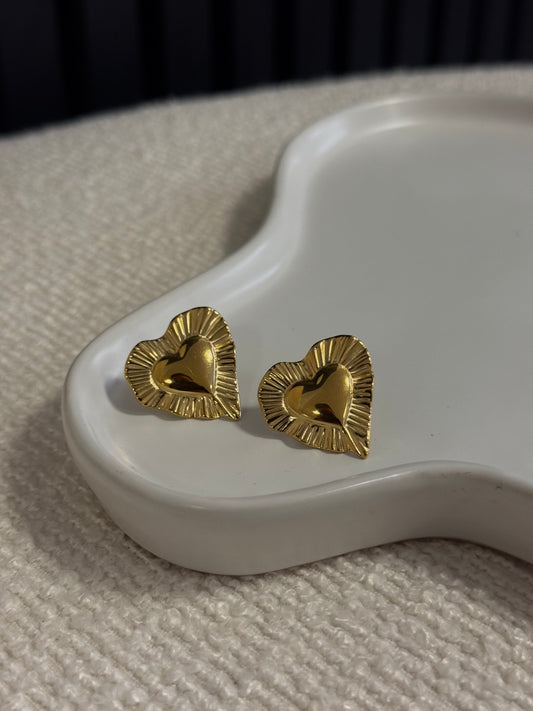 RIBBED LOVE EARSTUDS GOLD