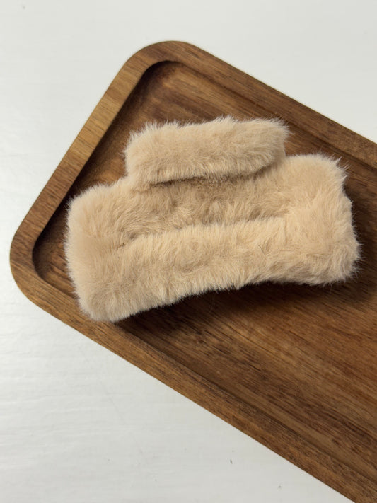 RECTANGLE FLUFFY HAIRCLIP BEIGE