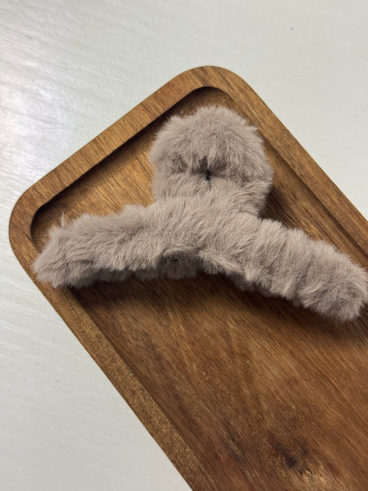BASIC FLUFFY HAIRCLIP DARK TAUPE