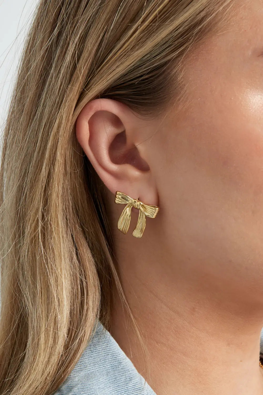 lovely bow earstuds gold